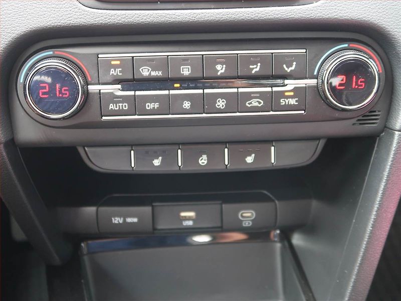 Kia Ceed (2023) Gold 1.5 T-GDI, Serv.kniha - fotka 16 z 17