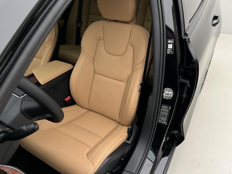 Volvo V60 (2026) B4 PLUS DARK AUT - fotka 24 z 47