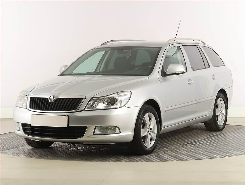 Škoda Octavia (2010) 2.0 TDI, Serv.kniha, Xenony - fotka 2 z 19
