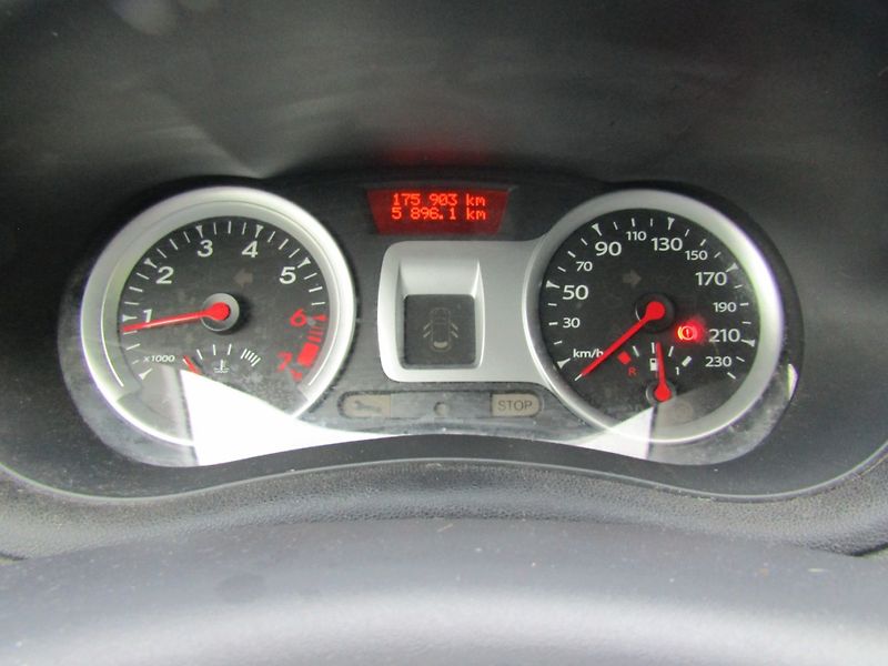 Renault Clio (2013) 1.2i 55kW  ZIMNÍ PNEU - fotka 27 z 34