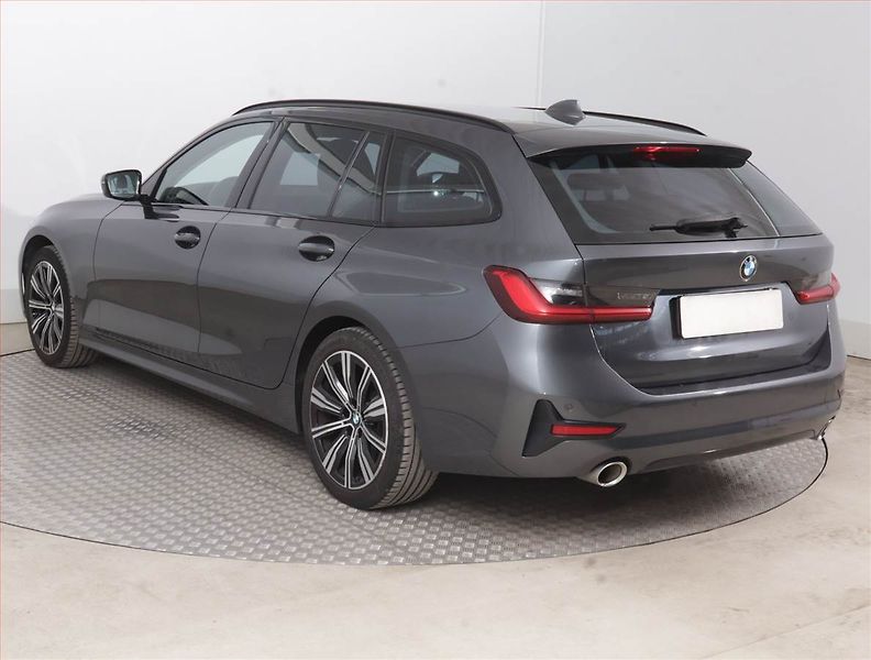 BMW Řada 3 (2020) 320 d - fotka 4 z 16
