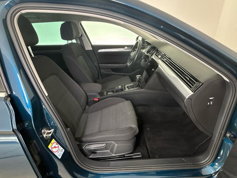 Volkswagen Passat Business DSG - fotka 9 z 31
