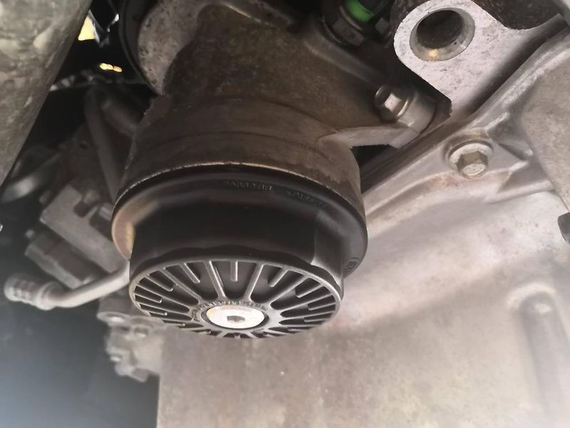 Motorový olej byl po vypuštění černý podobně jako u dieselu.