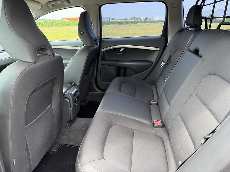 Volvo XC70 2.4 D4 4X4 MANUAL SERVISKA - fotka 26 z 45