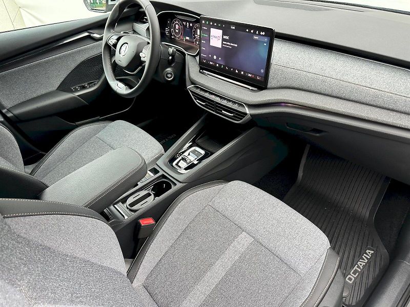 Škoda Octavia (2024) 1.5 TSI 110kW MHEV Top Selecti - fotka 7 z 23