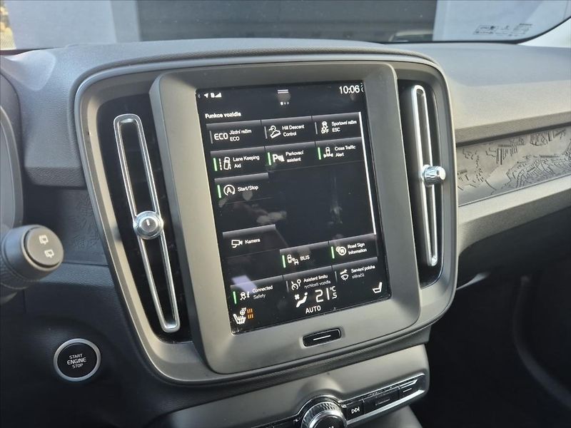 Volvo XC40 1,5 T3 FWD Momentum - fotka 16 z 17