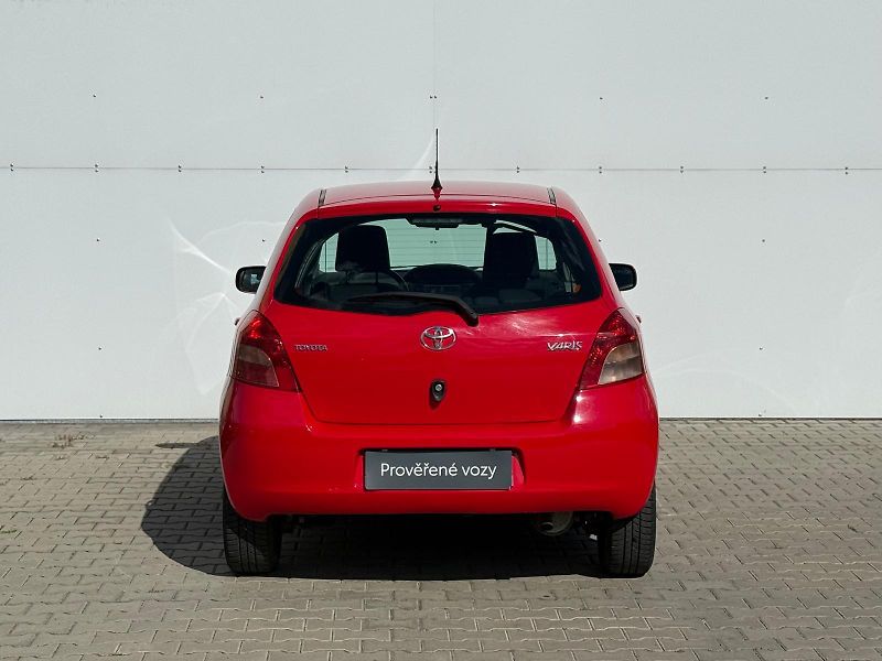 Toyota Yaris 1.3 VVT-i 64kW - fotka 9 z 26