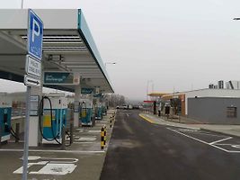 Dvě protilehlé odpočívky mezi sjezdy na Mirotice a Lety patří mezi nejmodernější a největší. Čerpačky jsou prý i technologicky nejvyspělejší v Čechách.