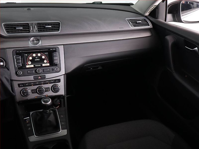 Volkswagen Passat (2012) 2.0 TDI, Navi, Tempomat - fotka 8 z 24
