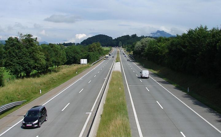 Rakouská roční známka stojí v roce 2026 pro osobní automobil 106,80 eura. Na vybraných alpských úsecích se platí také samostatné mýto../ Zdroj:Garfieldairlines / Wikimedia Commons, CC BY-SA 3.0..