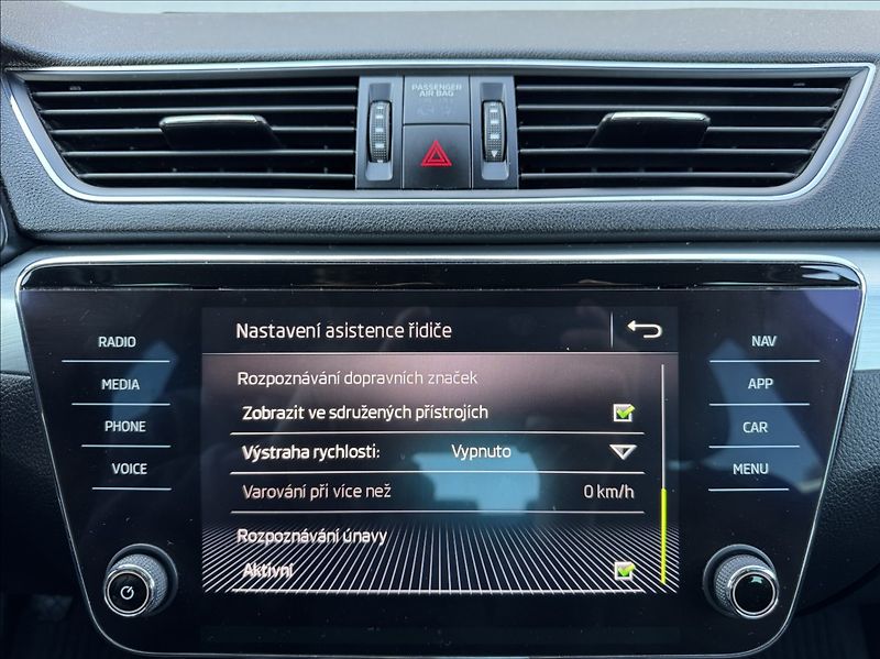 Škoda Superb 2,0 TDI 140kW ACC - fotka 43 z 50
