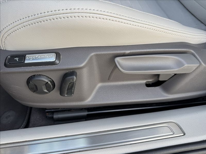 Volkswagen Passat 2,0 TDI DSG ELEGANCE 1.maj. ČR - fotka 22 z 50