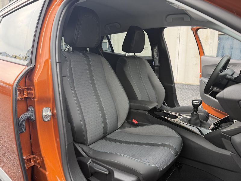 Peugeot 2008 (2023) ALLURE PACK PureTech 130k MAN6 - fotka 26 z 31