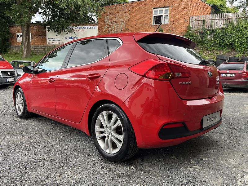 Kia Ceed (2015) 1,6 GDi 99 Kw ČR!!! - fotka 7 z 19