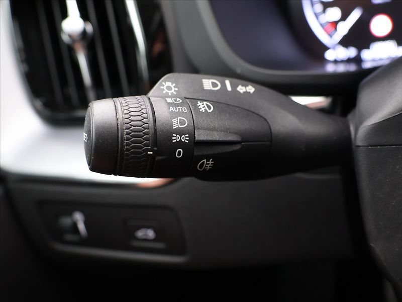 Volvo XC60 2,0 B4 145kW AWD Momentum CZ D - fotka 19 z 32