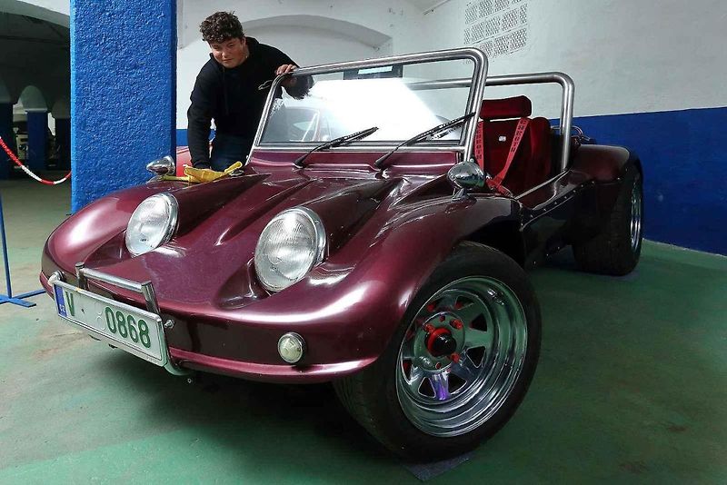 01 - Automobilový nadšenec a sběratel Jaromír Kostlivý otevřel ve Stodu u Plzně nové muzeum veteránů věnované vozům značek Volkswagen Brouk a Porsche. Návštěvníci uvidí naleštěné brouky i auta v procesu renovace, expozice čítá na 40 vozů.