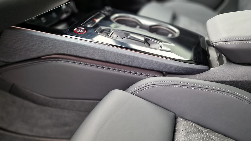 Audi A6 Avant (2025) quattro S-line Vzduch Pano Taž - fotka 13 z 52