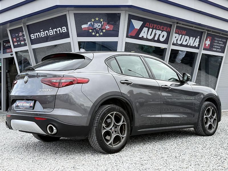 Alfa Romeo Stelvio 2,0T Q4 280PS 4x4 Automat - fotka 9 z 40