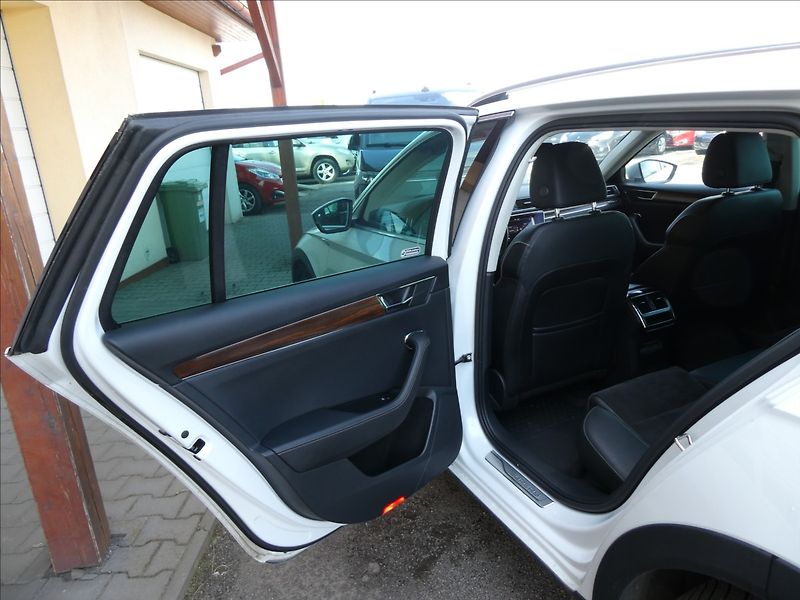 Škoda Superb 2,0 TDi 147kW SCOUT,DSG,4x4,DP - fotka 22 z 49