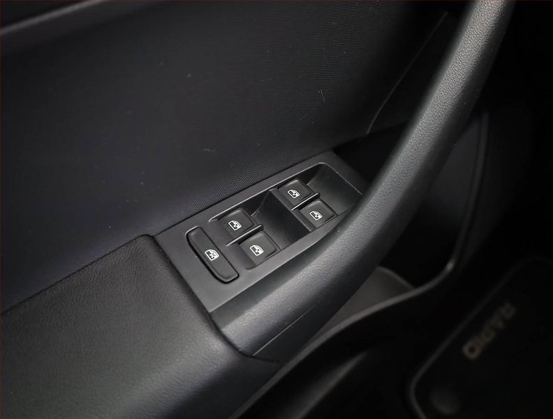 Škoda Rapid (2015) Spaceback 1.2 TSI, Tempomat - fotka 14 z 17