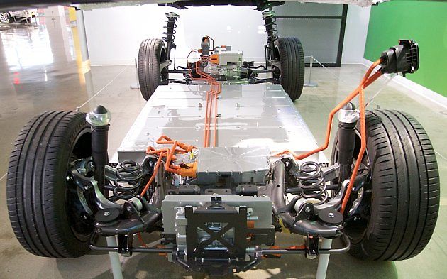 Odkrytá platforma Volkswagenu ID.3 ukazuje konstrukci elektrického podvozku, v němž je trakční baterie uložena pod podlahou., zdroj: Bill Abbott / Wikimedia Commons, CC BY-SA 2.0.