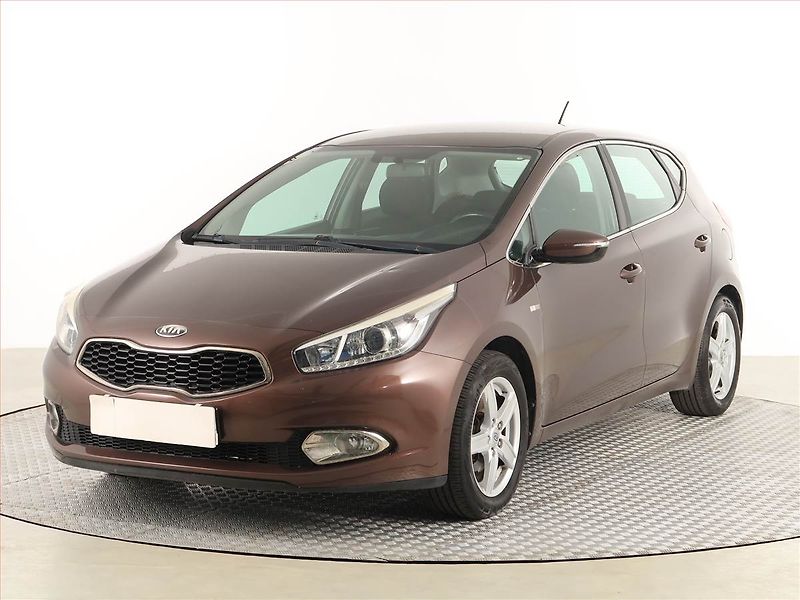 Kia Ceed (2012) 1.4 CVVT, Serv.kniha, Tempomat - fotka 2 z 17