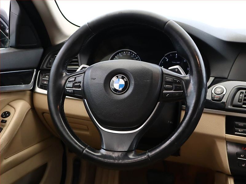 BMW Řada 5 (2012) 530d xDrive, 4X4, Automat - fotka 14 z 21