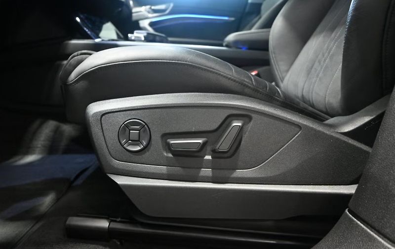 Audi Q8 e-tron 55 Q 360k Pano Tažné BLIS - fotka 19 z 27