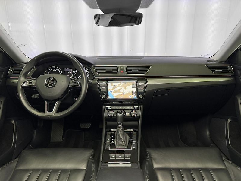 Škoda Superb 2.0TDI DSG 4X4 STYLE, ACC, PAN - fotka 9 z 27