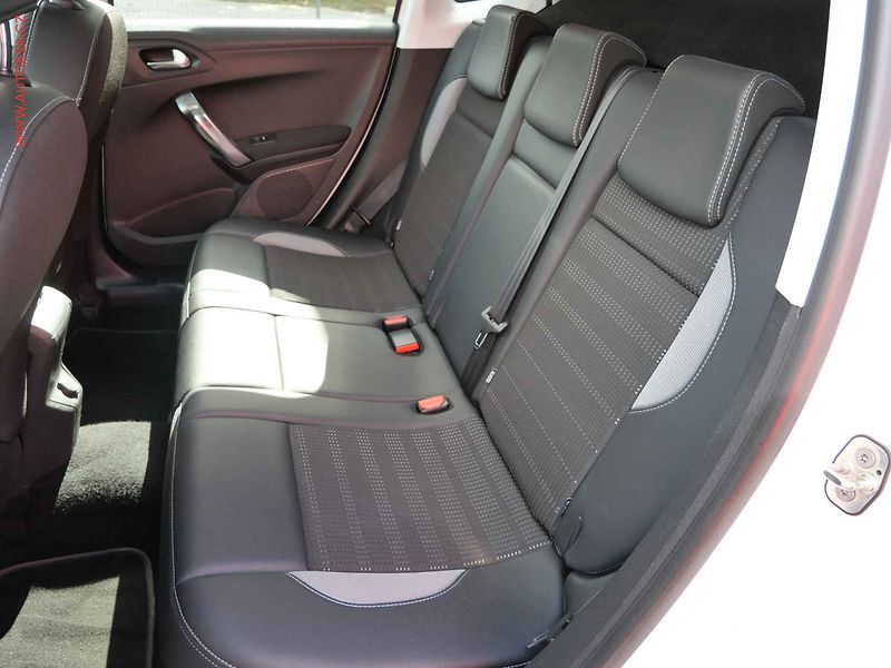 Peugeot 2008 (2015) 1.2 PT, 1.maj,ČR, Allure, AC - fotka 10 z 19