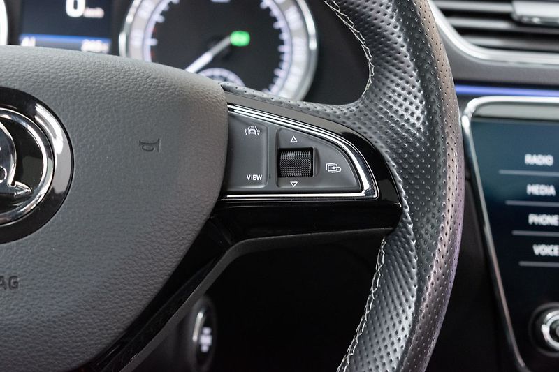 Škoda Superb 2.0 TDI 4x4*SPORTLINE*CANTON* - fotka 22 z 46