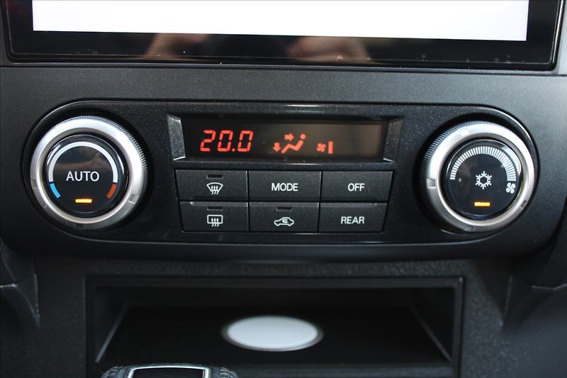 Mitsubishi Pajero 3,2 DI-D  ČR,AUTOMAT,4x4,7MÍST - fotka 15 z 38
