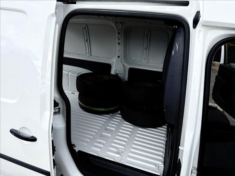 Volkswagen Caddy 2,0 TDi MAXI - fotka 19 z 32