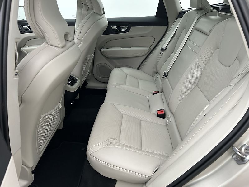 Volvo XC60 2.0 B5 4x4 Inscription - fotka 12 z 38
