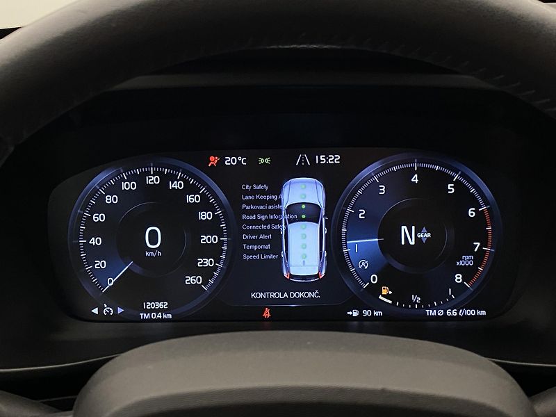 Volvo XC40 T2 KINETIC CZ - fotka 26 z 41