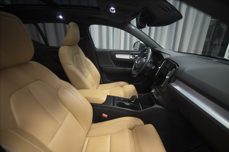 Volvo XC40 2,0 D4 AWD NAVI KAMERA TAŽNÉ - fotka 8 z 46