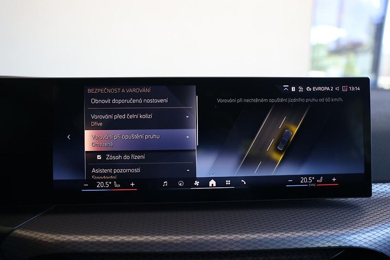 BMW Řada 3 330i xDrive Touring - fotka 15 z 22