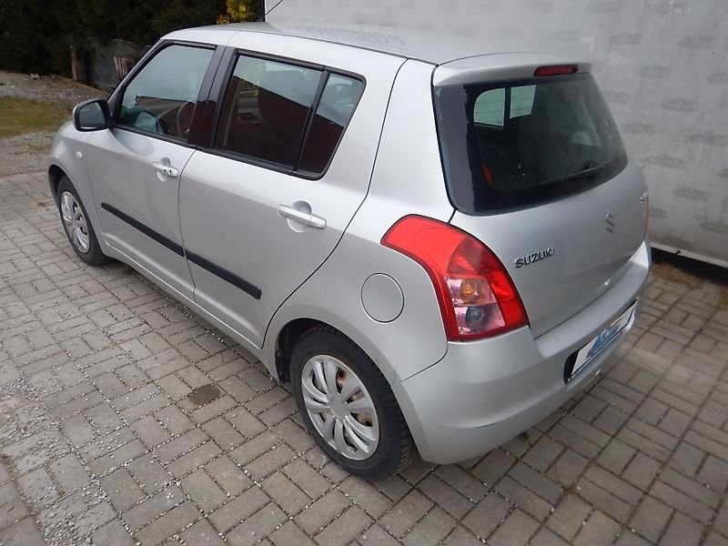 Suzuki Swift 1.3 GLX, ČR, DIGIKLIMA - fotka 4 z 28