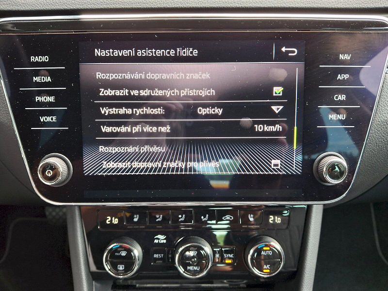 Škoda Superb (2020) L&K DSG 2,0TSi 140kW - fotka 24 z 35