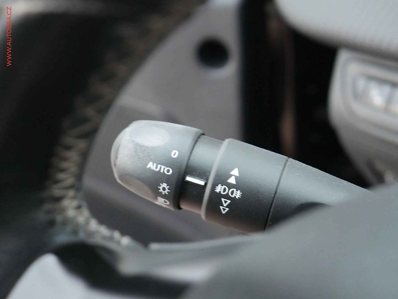 Peugeot 2008 (2016) 1.2 PT, AT, autoAC - fotka 17 z 19