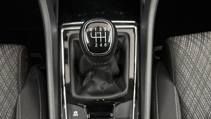 Škoda Karoq 1.5 TSI Style - fotka 23 z 27
