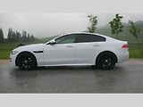 Boční silueta - všimněte si krátkého předního převisu. Celkově se kabina svažuje dozadu a hodně připomíná kupé. Tohle konkrétní auto je ve výbavě R-Sport.