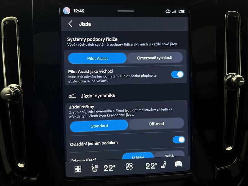 Volvo XC40 RECHARGE PRO AUT - fotka 33 z 44
