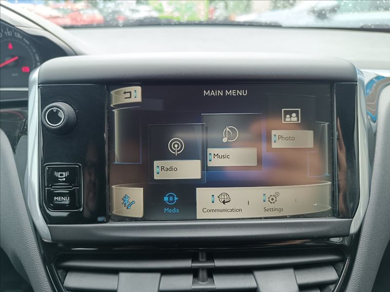 Peugeot 208 1,2 VTi STÁLE U NÁS - fotka 13 z 19