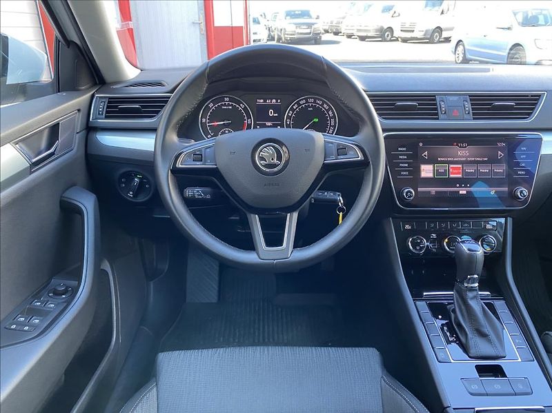 Škoda Superb 2,0 TDi  Executive / DSG / NAV - fotka 24 z 39