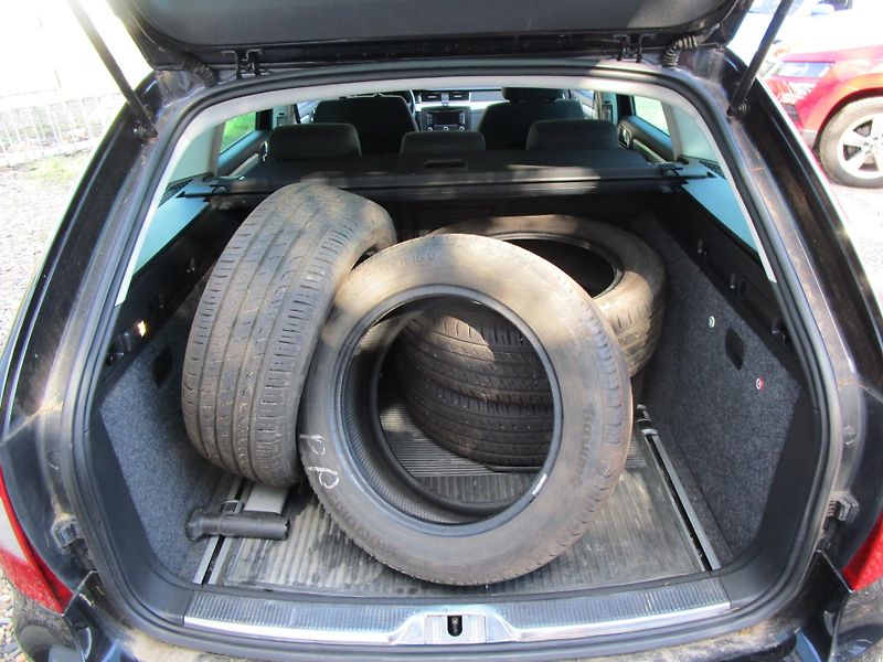 Škoda Superb 1,6TDI - 77KW - NOVÁ BATERIE - fotka 6 z 17