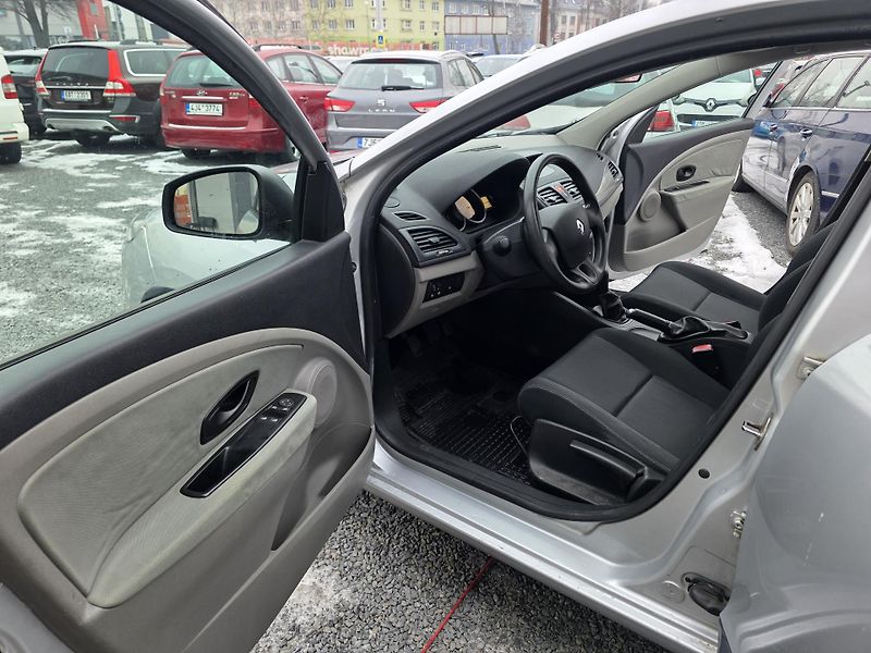 Renault Mégane 1.6 i Parkovací senzory  - fotka 14 z 20