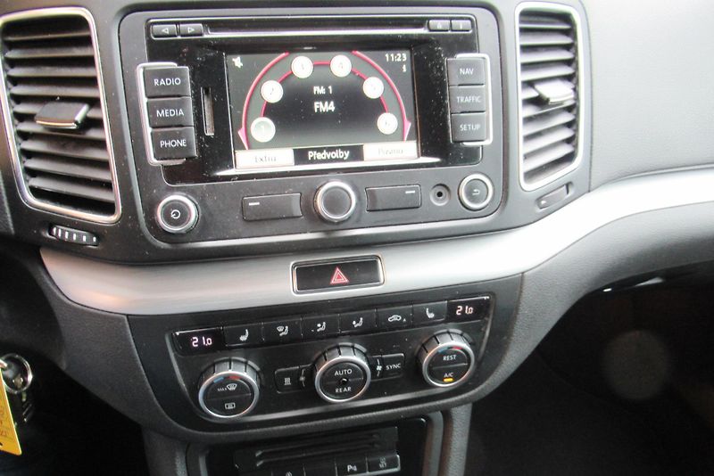 Volkswagen Sharan 2.0 TDi 4x4 TAŽNÉ NA 2,4t - fotka 15 z 34