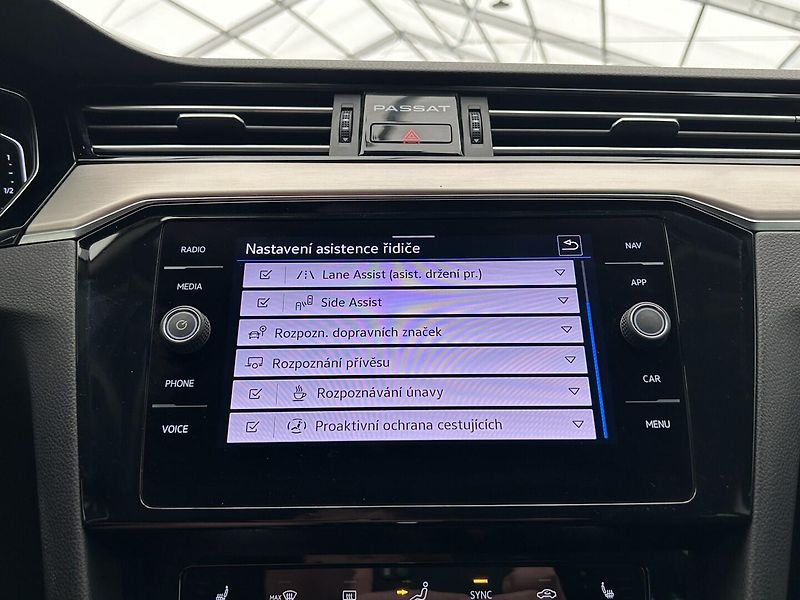 Volkswagen Passat Variant 2.0 TDI Elegance - fotka 12 z 27
