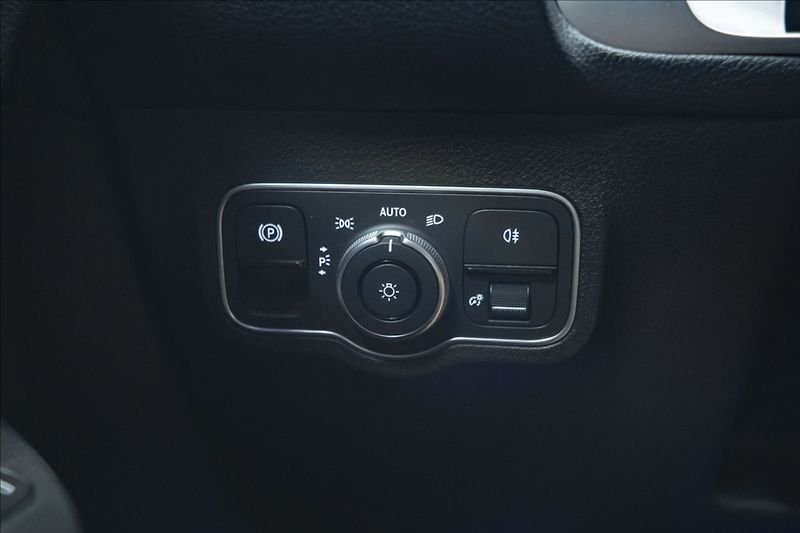Mercedes-Benz GLB 2,0 200d 4MATIC NAVI KAMERA ČR - fotka 30 z 47